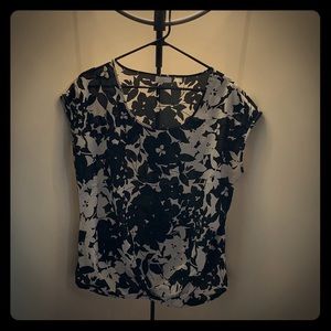 Black/white NY&Co shortsleeve blouse.Fitted bottom